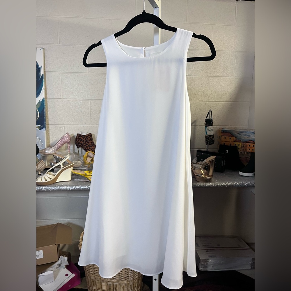 Elegant White Sleeveless Dress